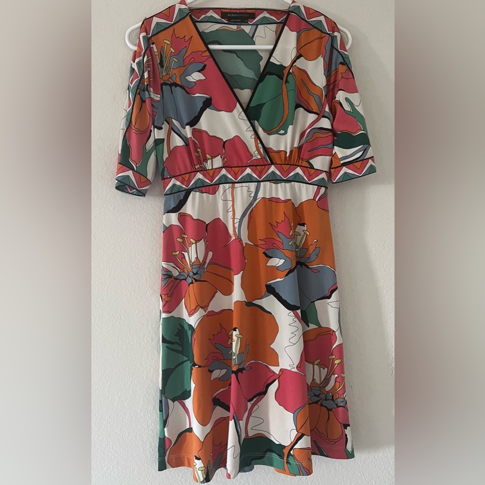 BCBG MAXAZRIA MULTI COLOR DRESS. STYLISH FLORAL & GORGEOUS
